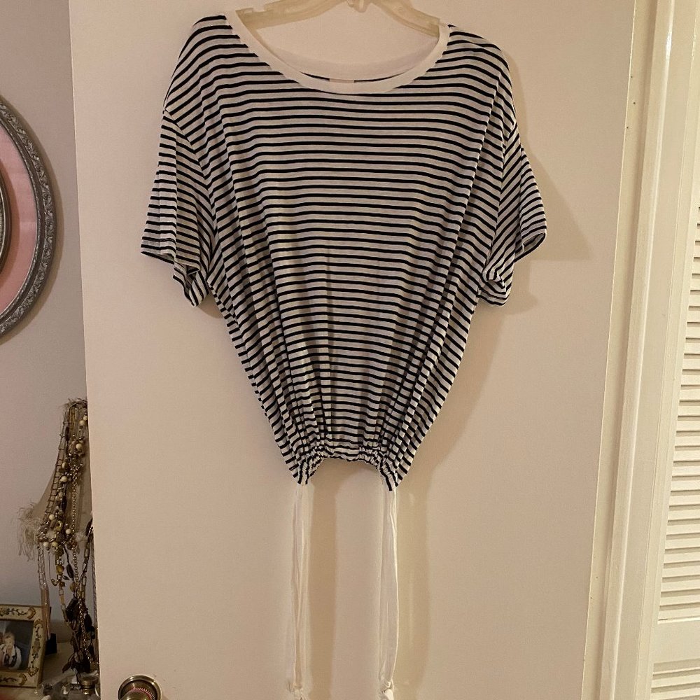 BLACK/WHITE STRIPED SHIRT w/CINCHING BOTTOM/TIES